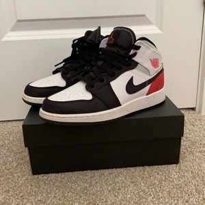 Air Jordan 1 Mid SE (GS) (read description)